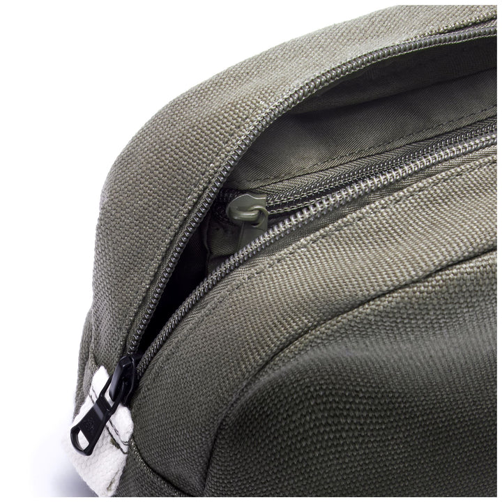 Small Accessories Unisex MOGWAI CANVAS BEAUTY CASE GREEN MILITARY - WHITE NATURAL Dressed Side (jpg Rgb)		